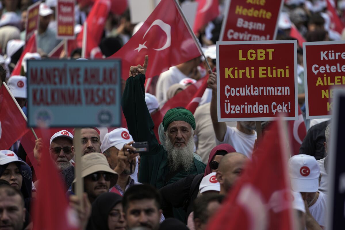Manifestantes turcos con pancartas contra los homosexuales