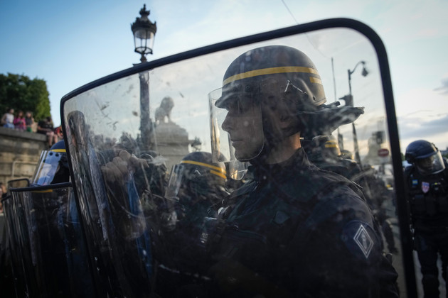 Los policías hacen guardia frente a los manifestantes en la plaza Concorde durante una protesta.