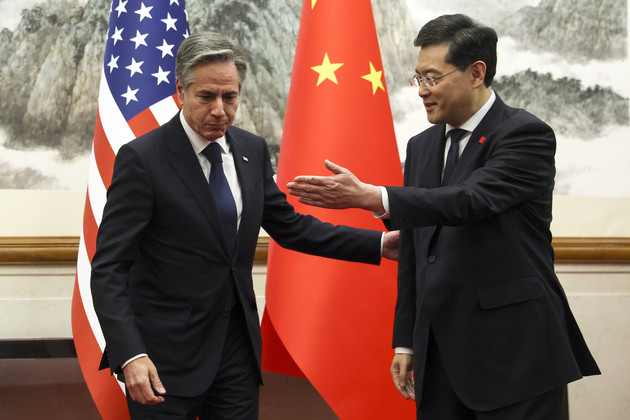 El secretario de Estado de EE. UU., Antony Blinken (izquierda), junto al ministro de Relaciones Exteriores de China, Qin Gang (derecha).