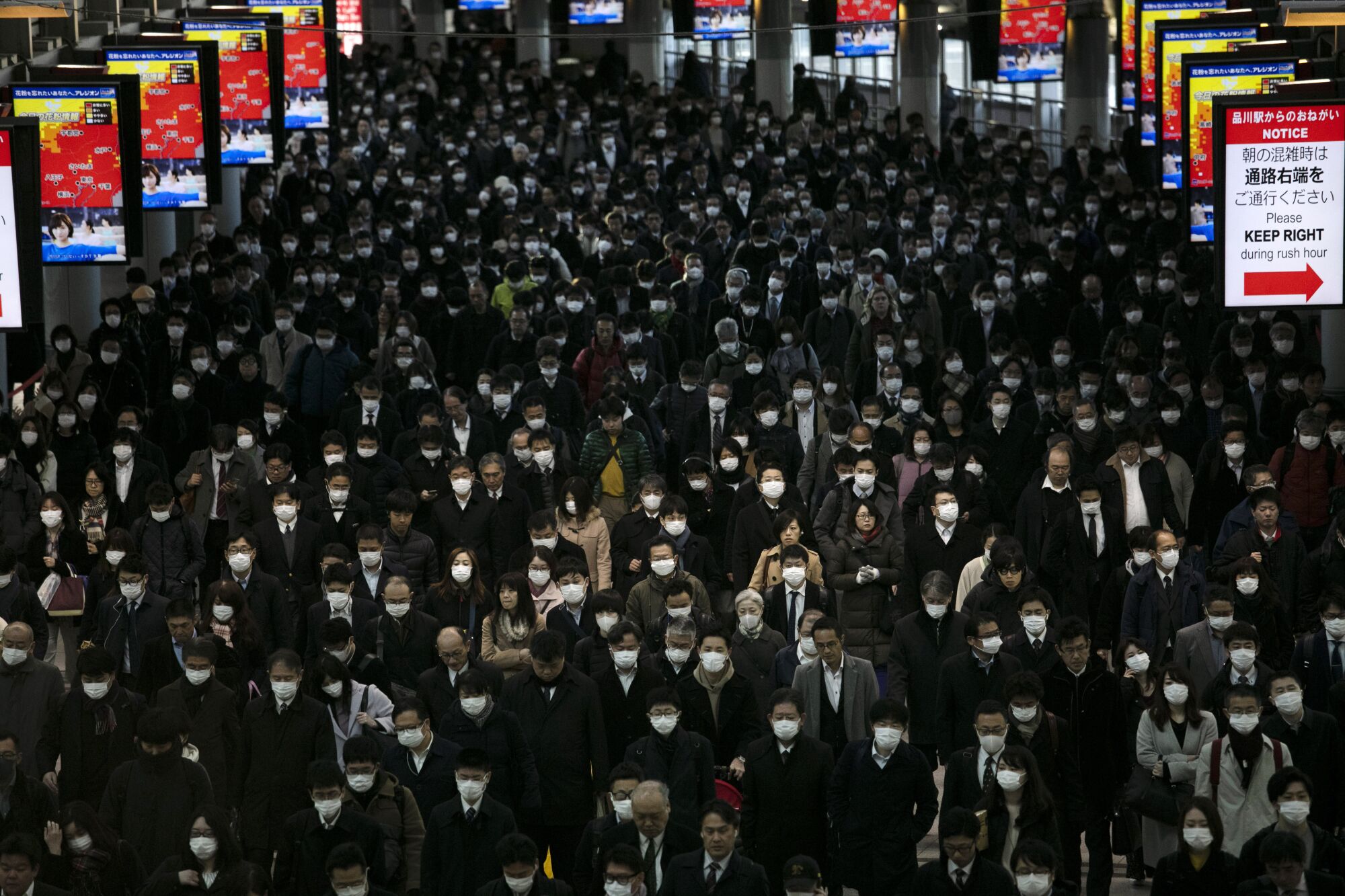 Una gran multitud de viajeros con máscaras 