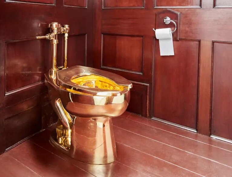 The golden toilet could be used by visitors for three minutes.  It is estimated that about 100,000 people used it between 2016 and 2017. (Photo: Excelsior)