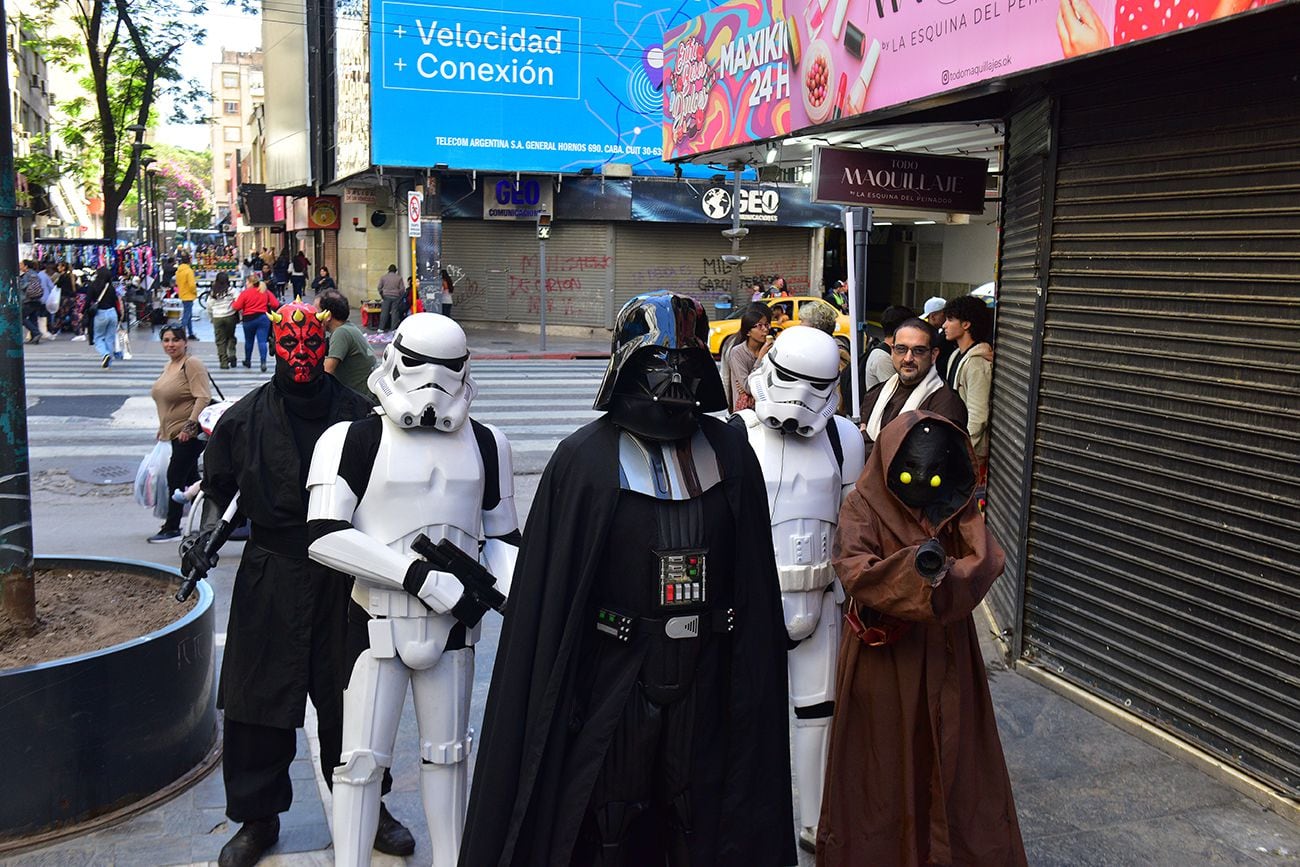 Star wars cosplayers.  Like every May 4th, Star Wars fans celebrate around the world.  In Córdoba a group of cosplayers led by Julio Nievas (Darth Vader) celebrated in the city's pedestrian area.